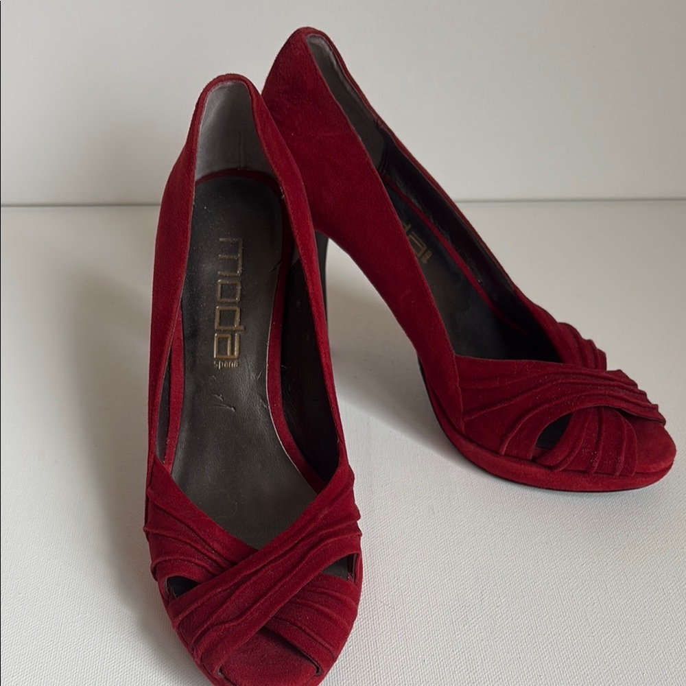 Moda Red Velvet Leather Heels with Crisscross Design 6